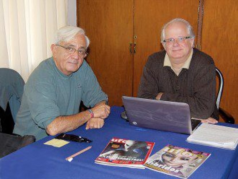 &Agrave; esquerda, o comandante Julio C&eacute;sar Chamorro Flores, que foi diretor da OIFAA at&eacute; sua paralisa&ccedil;&atilde;o, em 2002