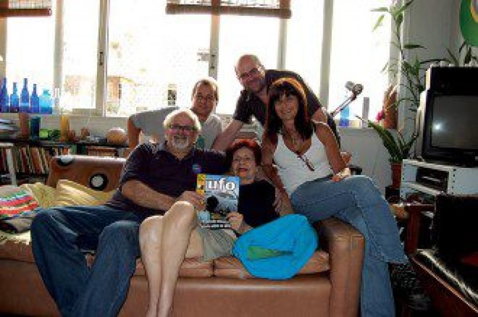 Os autores deste editorial ao lado da grande pioneira da Ufologia Brasileira, Irene Granchi, e sua filha Chica Granchi