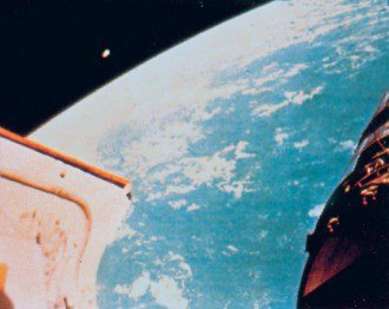 Por falta de espa&ccedil;o, na edi&ccedil;&atilde;o 83 n&atilde;o foram publicadas muitas fotos que estavam programadas. Essa &eacute; uma delas e mostra um UFO observado a partir da espa&ccedil;onave Gemini 7