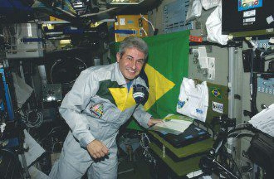 O astronauta Marcos Pontes, consultor da Revista UFO, a bordo da Esta&ccedil;&atilde;o Espacial Internacional, sempre orgulhoso junta da bandeira brasileira.