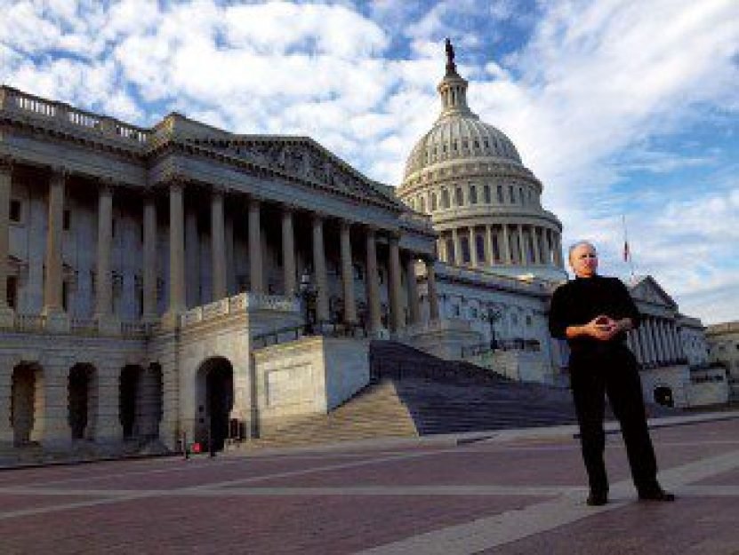 Stephen Bassett diz que n&atilde;o abandonar&aacute; a luta pela abertura ufol&oacute;gica dos EUA