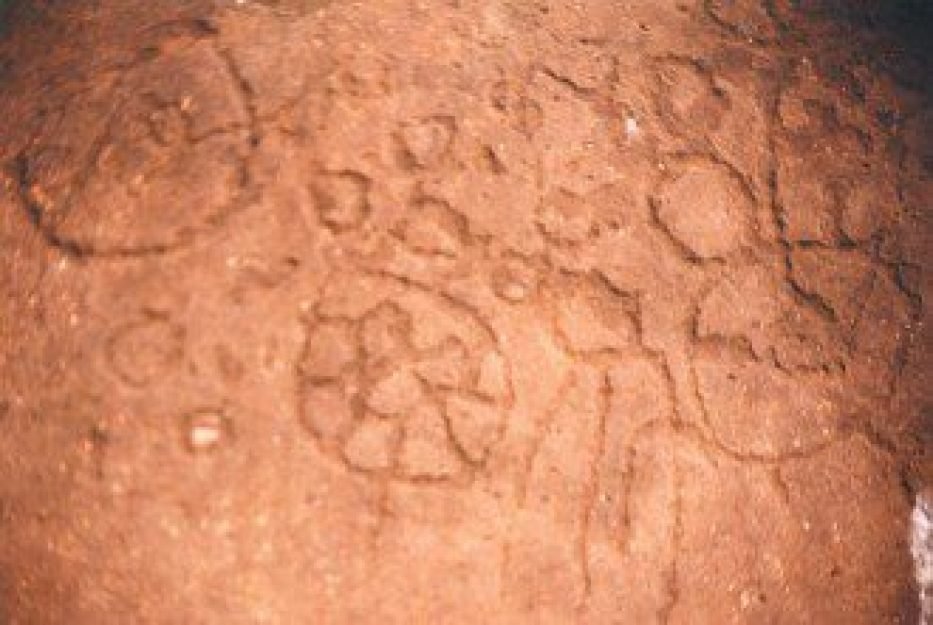 Sinais de ETs Inscri&ccedil;&otilde;es rupestres em baixo relevo, encontradas no S&iacute;tio Boi Preto, em Sousa, interior da Para&iacute;ba